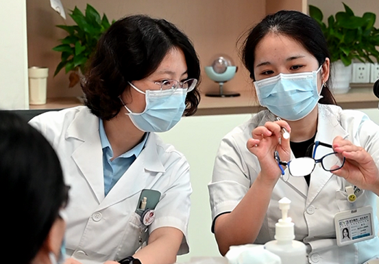 近视防控分中心的眼科医生正在为孩子家长提供专业建议。重庆南坪爱尔眼科医院供图